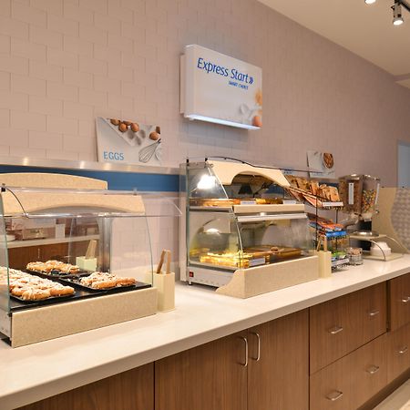 Holiday Inn Express & Suites Omaha Airport By Ihg Carter Lake Экстерьер фото