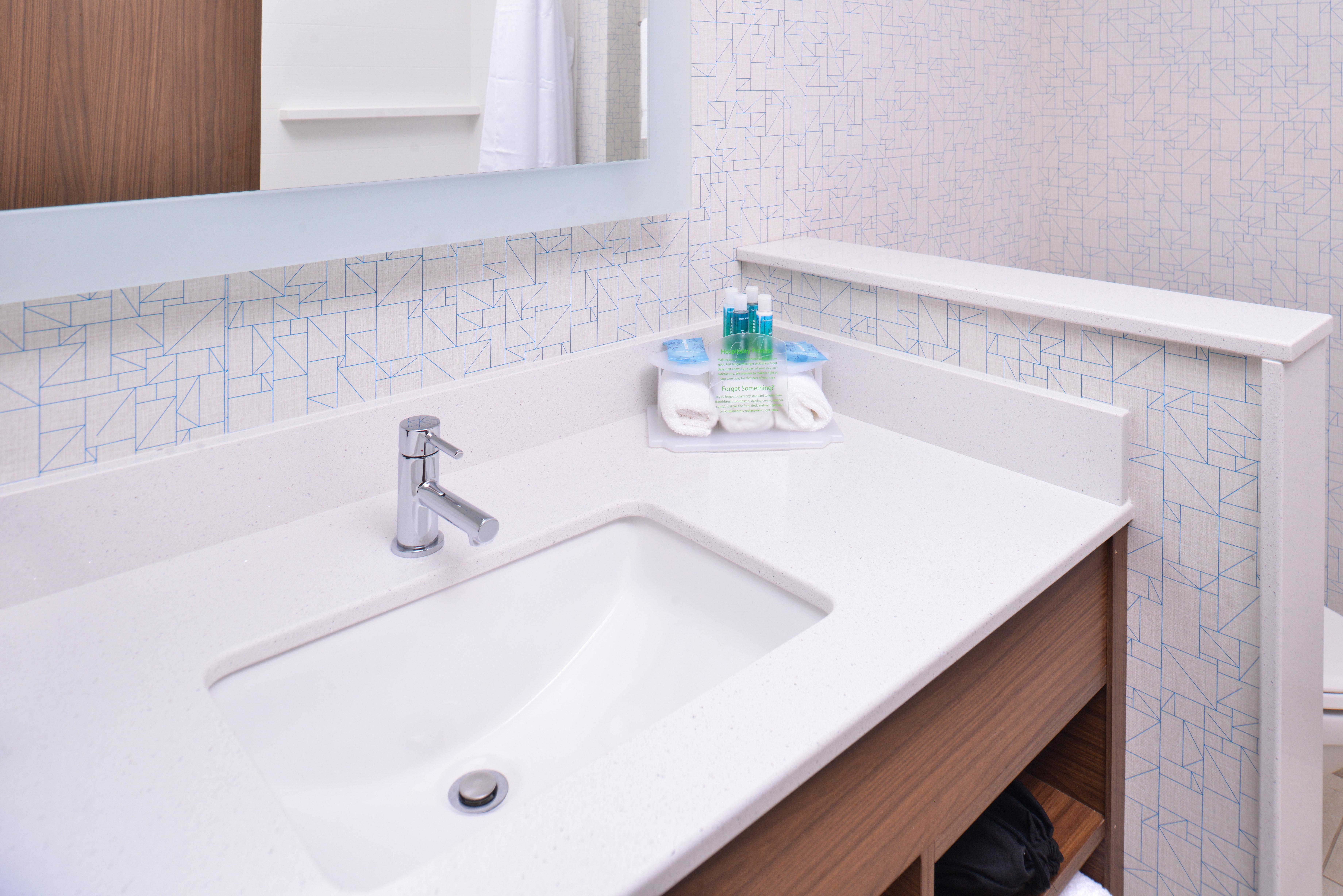 Holiday Inn Express & Suites Omaha Airport By Ihg Carter Lake Экстерьер фото