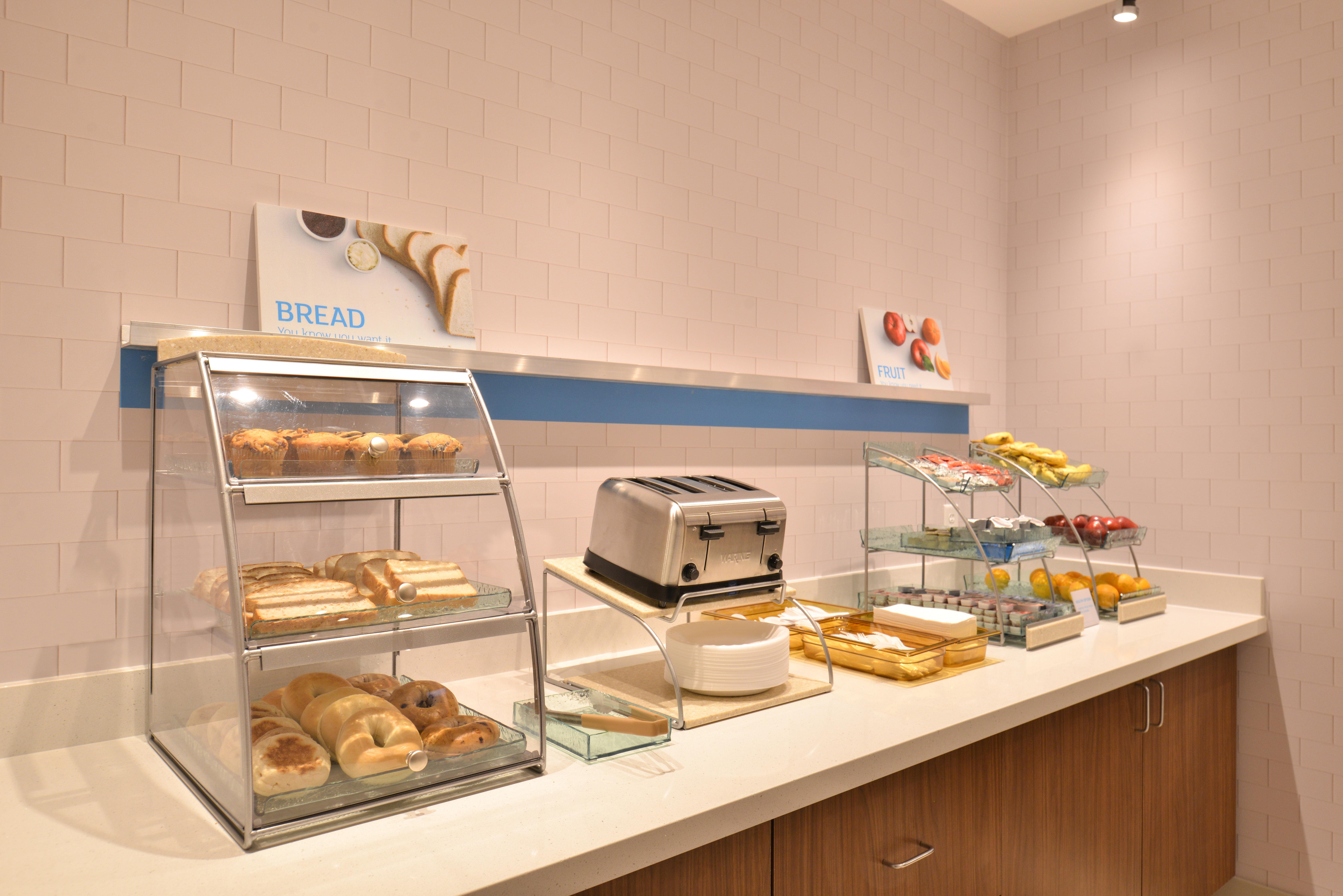 Holiday Inn Express & Suites Omaha Airport By Ihg Carter Lake Экстерьер фото