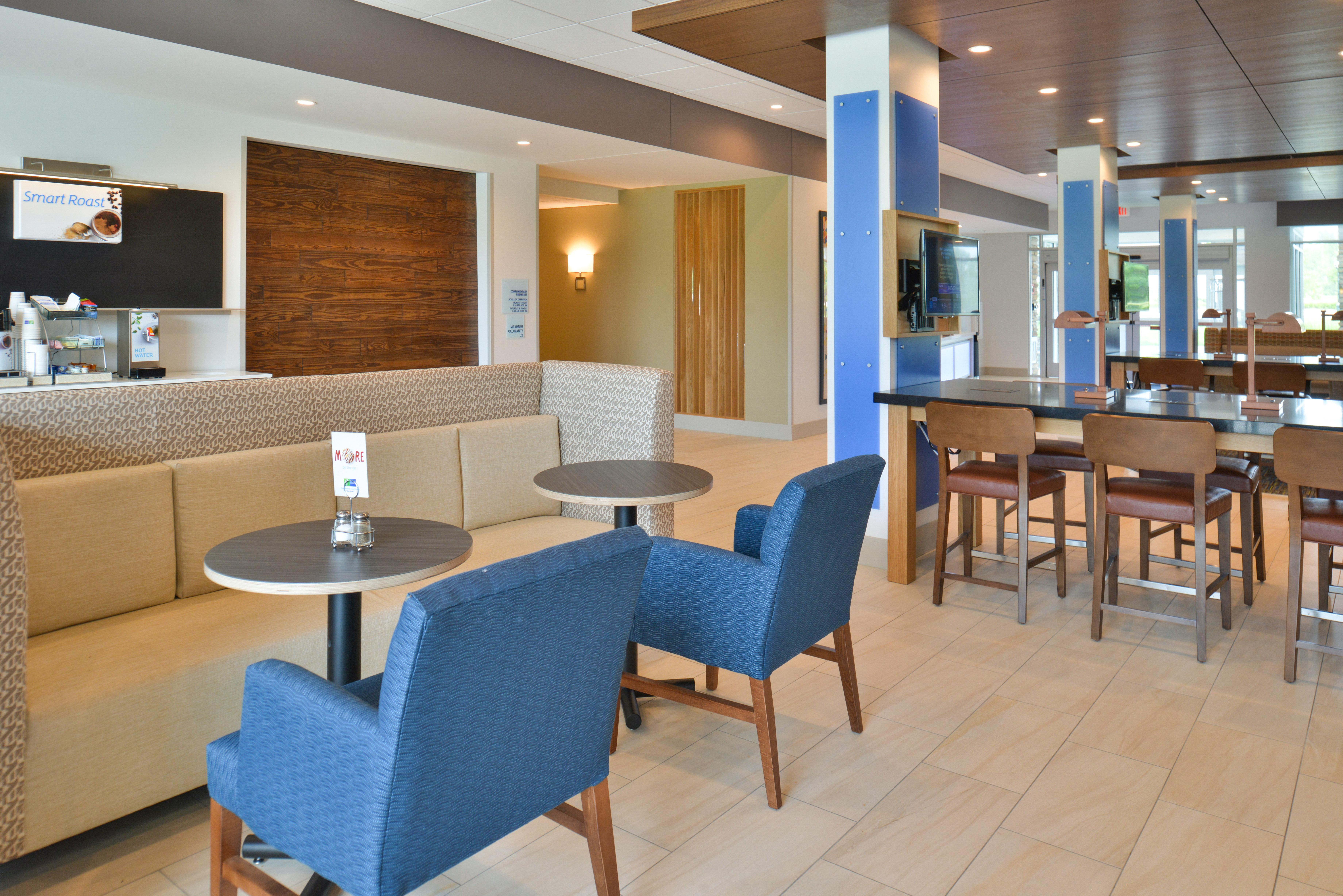 Holiday Inn Express & Suites Omaha Airport By Ihg Carter Lake Экстерьер фото