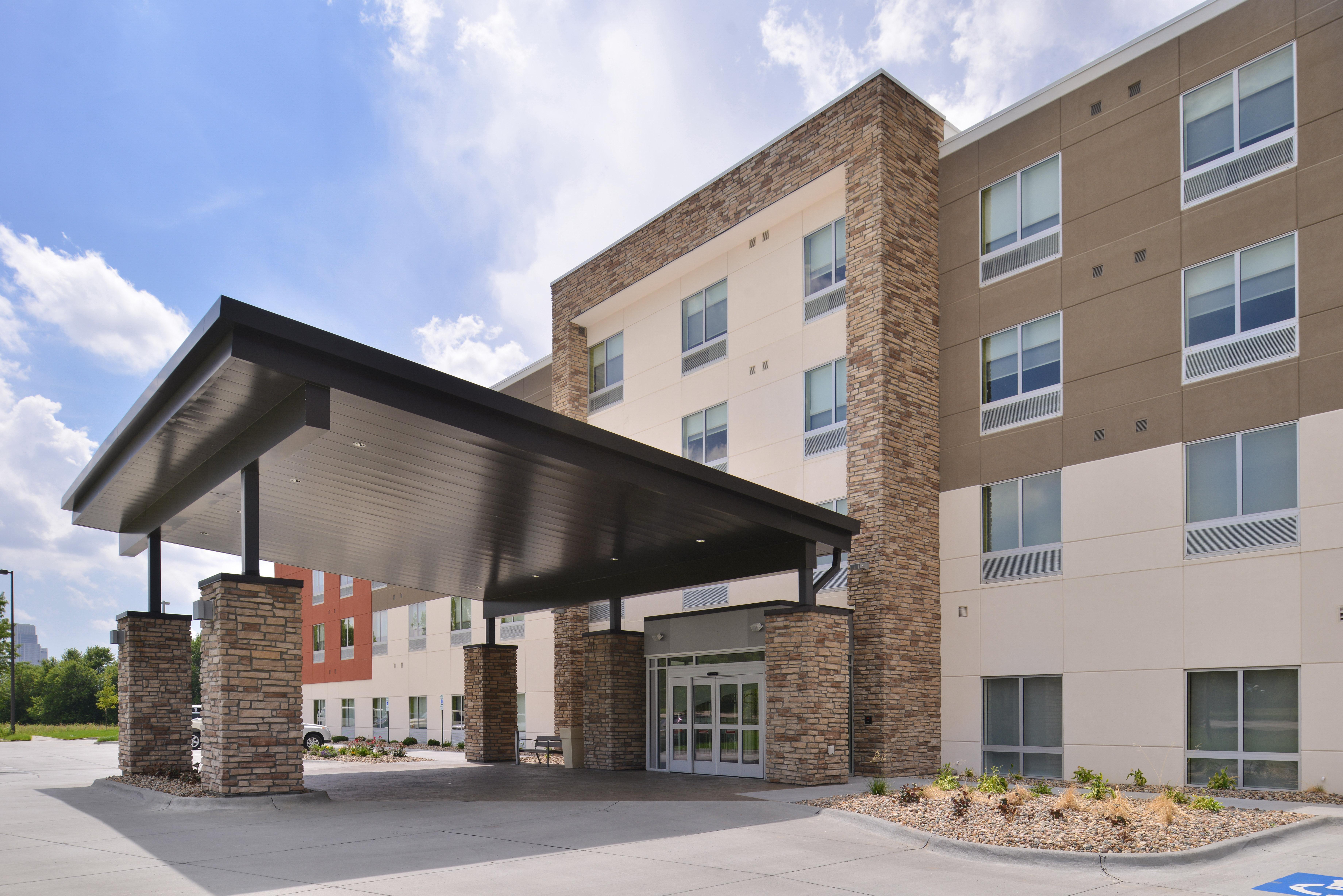 Holiday Inn Express & Suites Omaha Airport By Ihg Carter Lake Экстерьер фото