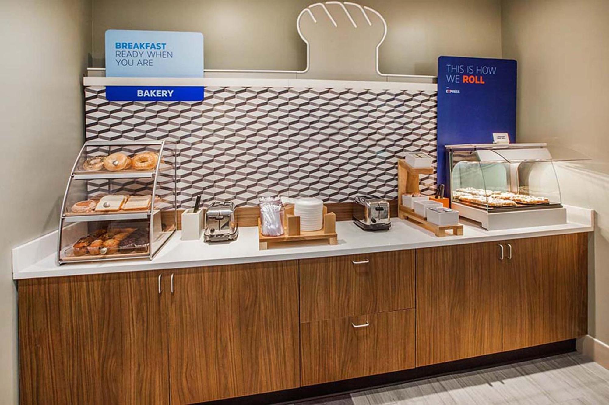 Holiday Inn Express & Suites Omaha Airport By Ihg Carter Lake Экстерьер фото