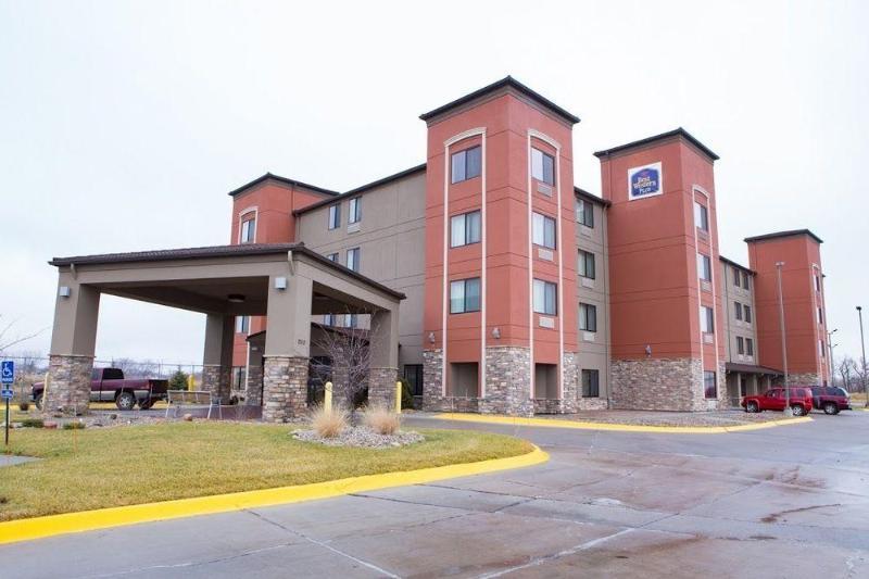 Holiday Inn Express & Suites Omaha Airport By Ihg Carter Lake Экстерьер фото